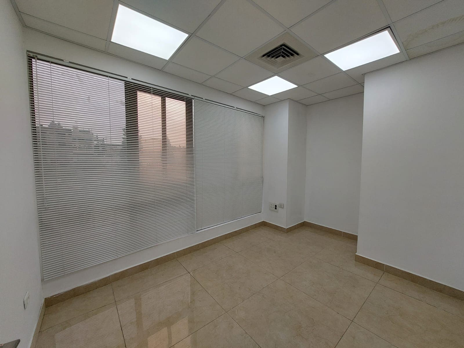 משרד 80 מ"ר להשכרה בירושלים משופץ