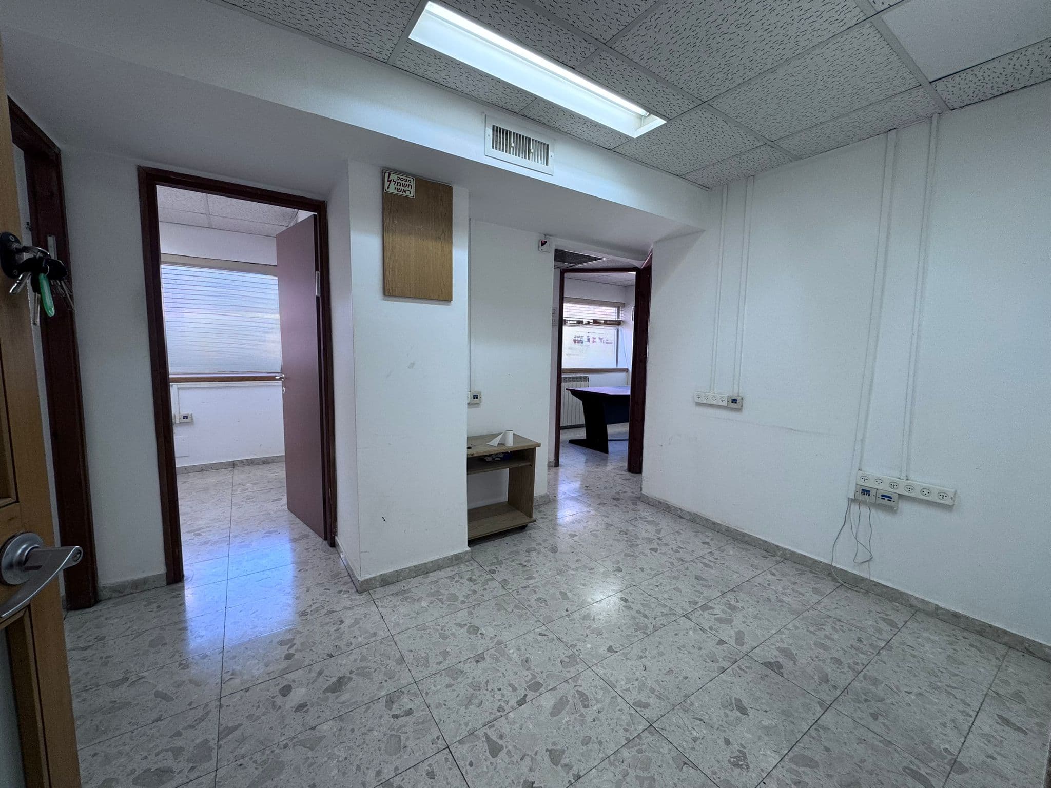 משרד להשכרה במרכז העיר ! - תמונה 1