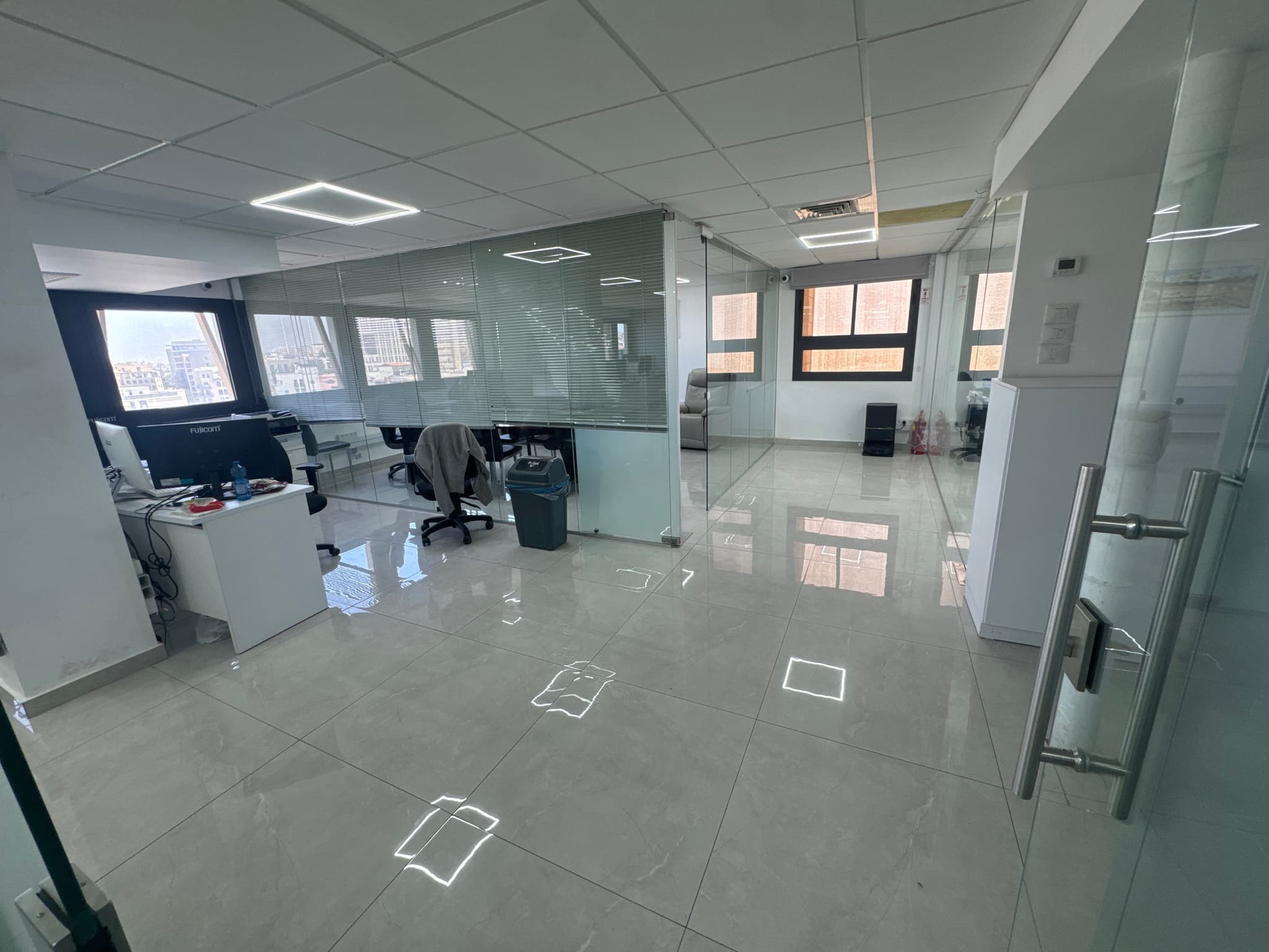 משרד להשכרה במרכז העיר! - תמונה 1