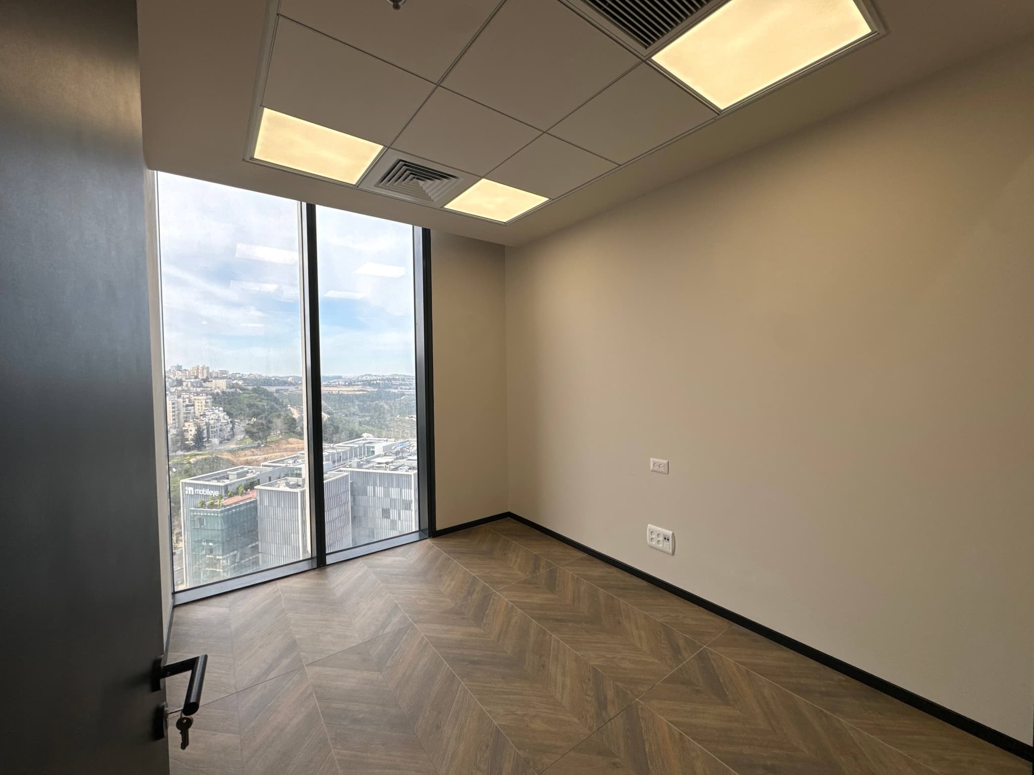 משרד להשכרה בהר חוצבים! - תמונה 1